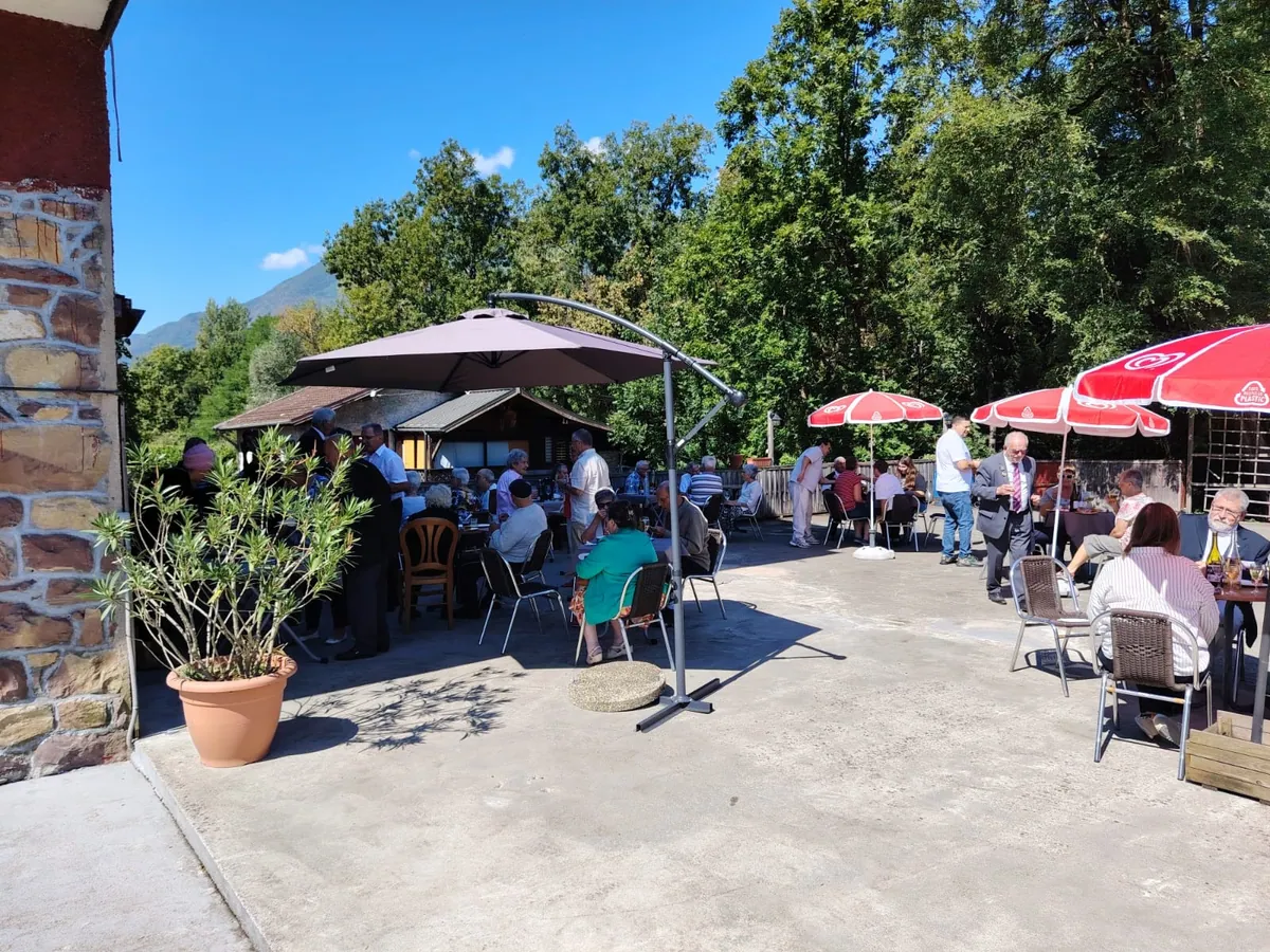 La terrasse d’Ô & Cimes avec ses tables et parasols