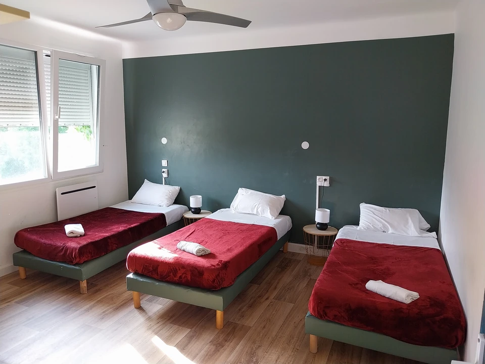 Chambre familiale avec trois lits simples chez Ô & Cimes