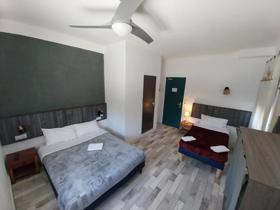 Chambre triple avec un grand lit et un lit simple chez Ô & Cimes