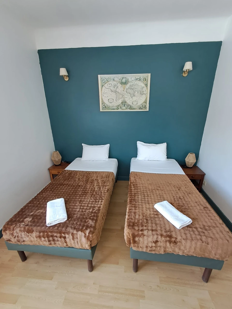 Chambre twin avec deux lits simples chez Ô & Cimes